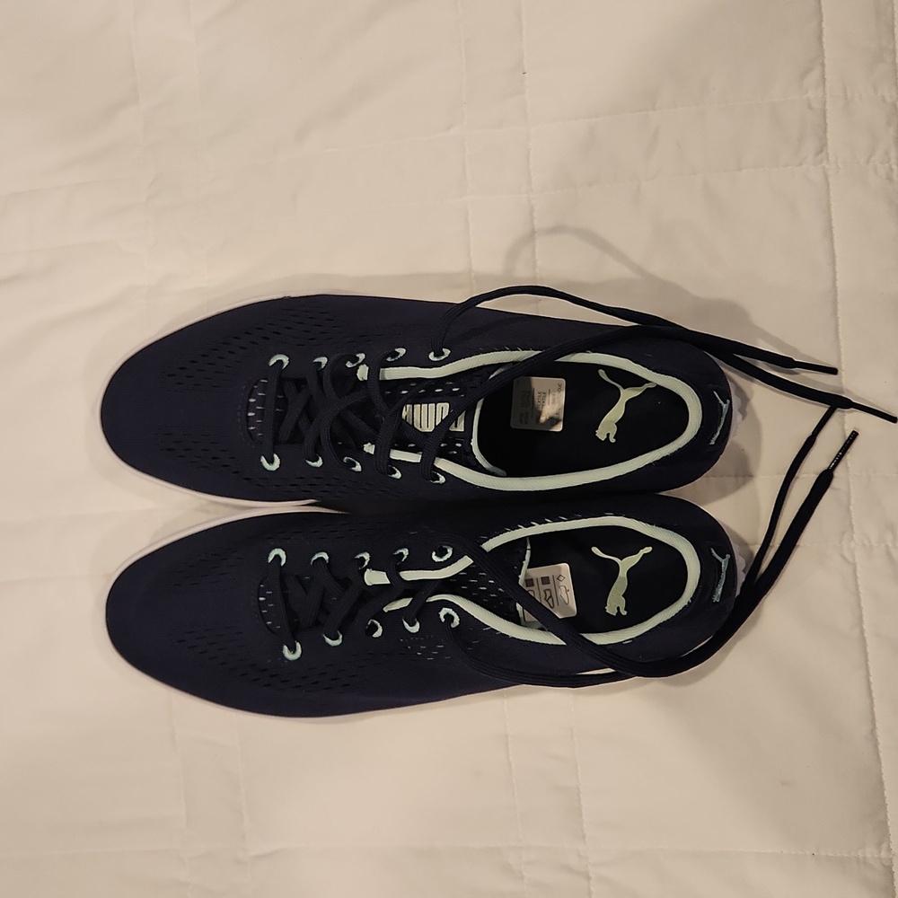 Womens golf shoes.
